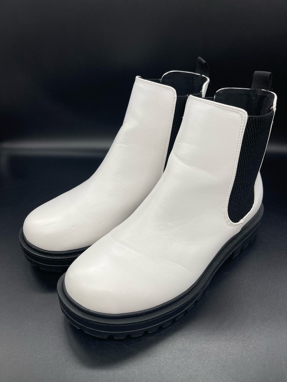 Soda Women's White Faux Leather Round Toe Chelsea Boots Size 8.5